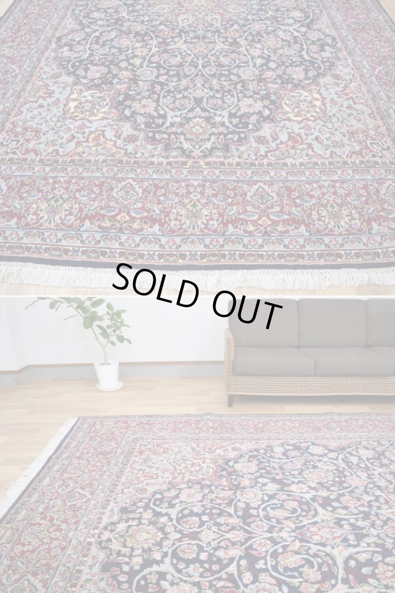 画像5: 美品 経年50年以上程度 ペルシャ 絨毯 ケルマン 産 工房名入(ラシード=ファッロヒー) 縦3.8m 10㎡ 10帖 リビング ダイニング 客室 大判 サイズ 377 x 257 cm No.343 天然 草木染 ウール 手織り ハンドメイド ラグ マット カーペット ダークネイビー 大きなお部屋に 中古品に抵抗のある方にもおすすめです。 a-343-377257s0051-0591 (5)