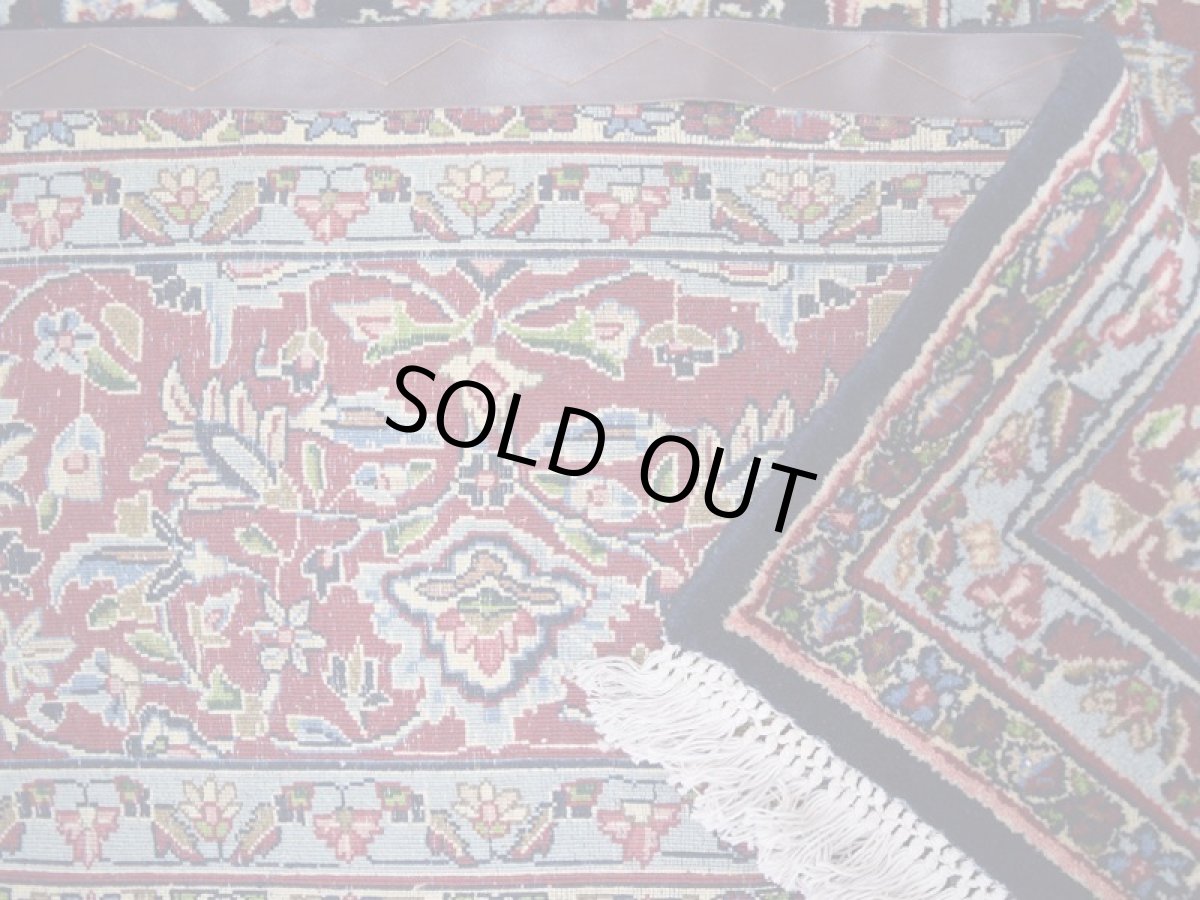 画像14: 美品 経年50年以上程度 ペルシャ 絨毯 ケルマン 産 工房名入(ラシード=ファッロヒー) 縦3.8m 10㎡ 10帖 リビング ダイニング 客室 大判 サイズ 377 x 257 cm No.343 天然 草木染 ウール 手織り ハンドメイド ラグ マット カーペット ダークネイビー 大きなお部屋に 中古品に抵抗のある方にもおすすめです。 a-343-377257s0051-0591 (14)