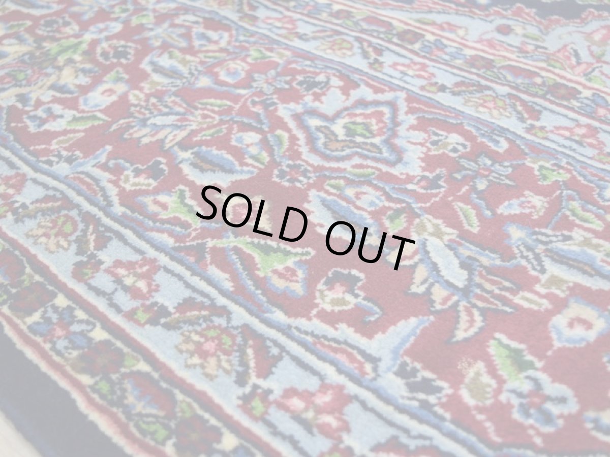 画像12: 美品 経年50年以上程度 ペルシャ 絨毯 ケルマン 産 工房名入(ラシード=ファッロヒー) 縦3.8m 10㎡ 10帖 リビング ダイニング 客室 大判 サイズ 377 x 257 cm No.343 天然 草木染 ウール 手織り ハンドメイド ラグ マット カーペット ダークネイビー 大きなお部屋に 中古品に抵抗のある方にもおすすめです。 a-343-377257s0051-0591 (12)