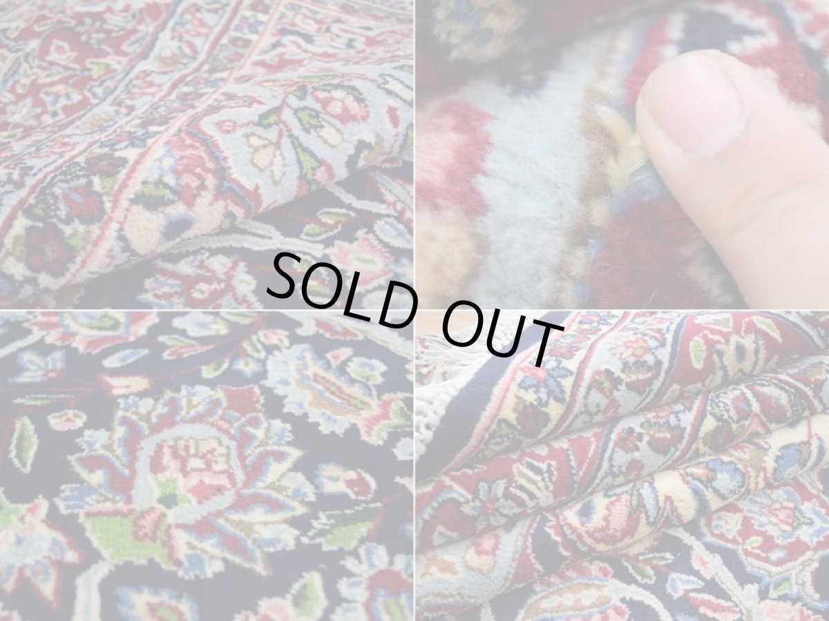 画像18: 美品 経年50年以上程度 ペルシャ 絨毯 ケルマン 産 工房名入(ラシード=ファッロヒー) 縦3.8m 10㎡ 10帖 リビング ダイニング 客室 大判 サイズ 377 x 257 cm No.343 天然 草木染 ウール 手織り ハンドメイド ラグ マット カーペット ダークネイビー 大きなお部屋に 中古品に抵抗のある方にもおすすめです。 a-343-377257s0051-0591 (18)