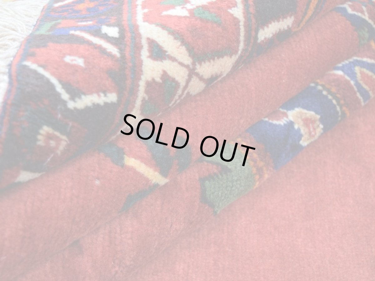 画像13: 美品 ペルシャ 絨毯 シールジャーン 縦2.2m 3.7㎡ 3帖 リビング ダイニング 2〜3人掛けソファ サイズ 218 x 168 cm E140 天然 ウール 手織り ハンドメイド トライバル ラグ 部族絨毯 マット カーペット 赤 民族柄 ギャッベ(ギャベ)をお探しの方にもお勧めです a-E140-218168h064 (13)