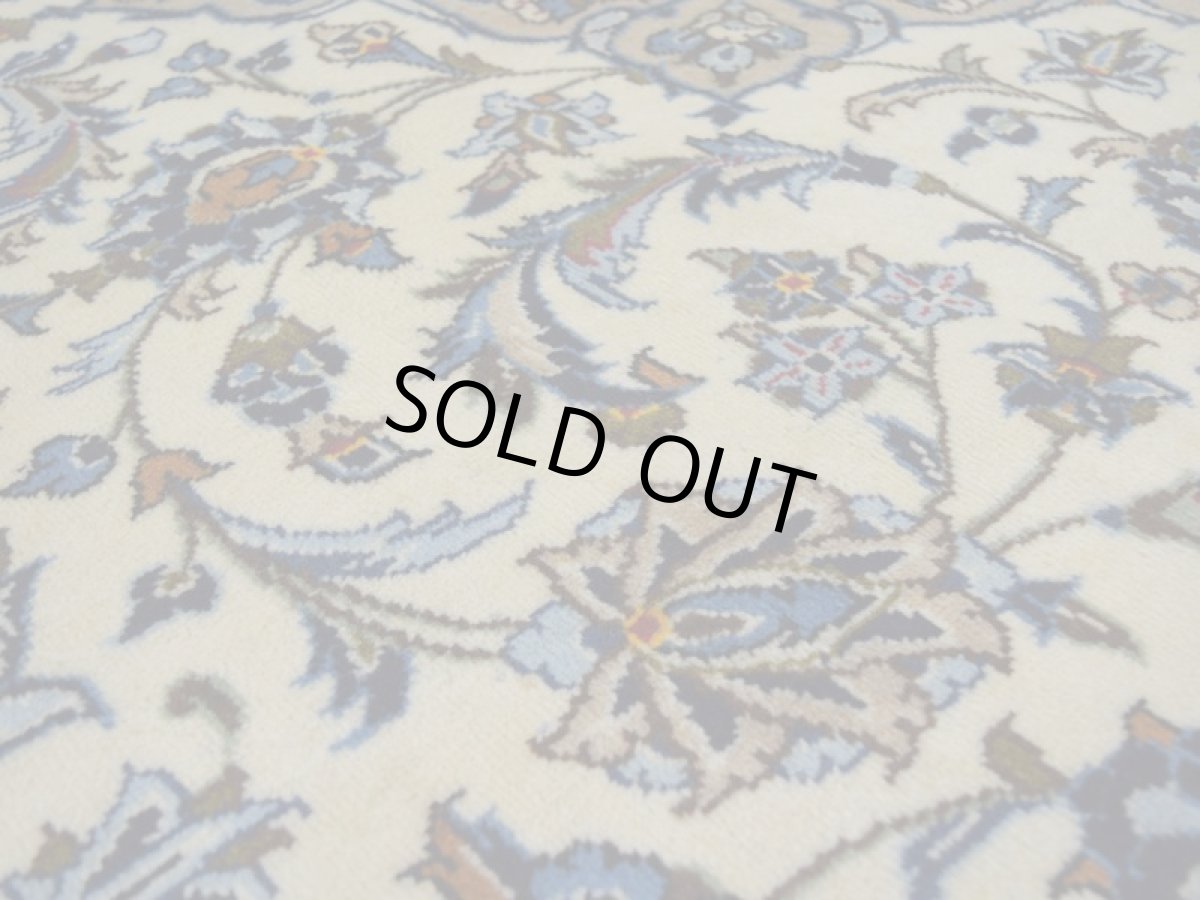 画像11: 美品 ペルシャ 絨毯 カシャーン 縦4m 横3m 12㎡ 10帖 リビング ダイニング 3人掛けソファ コーナーソファ 大判 サイズ 405 x 302 cm No.408 天然 ウール 手織り トライバル ラグ 敷物 マット カーペット メダリオン ヴィンテージ ビンテージ 大きなお部屋に 中古品に抵抗のある方にもおすすめです。 a-408-405302s038-9701 (11)