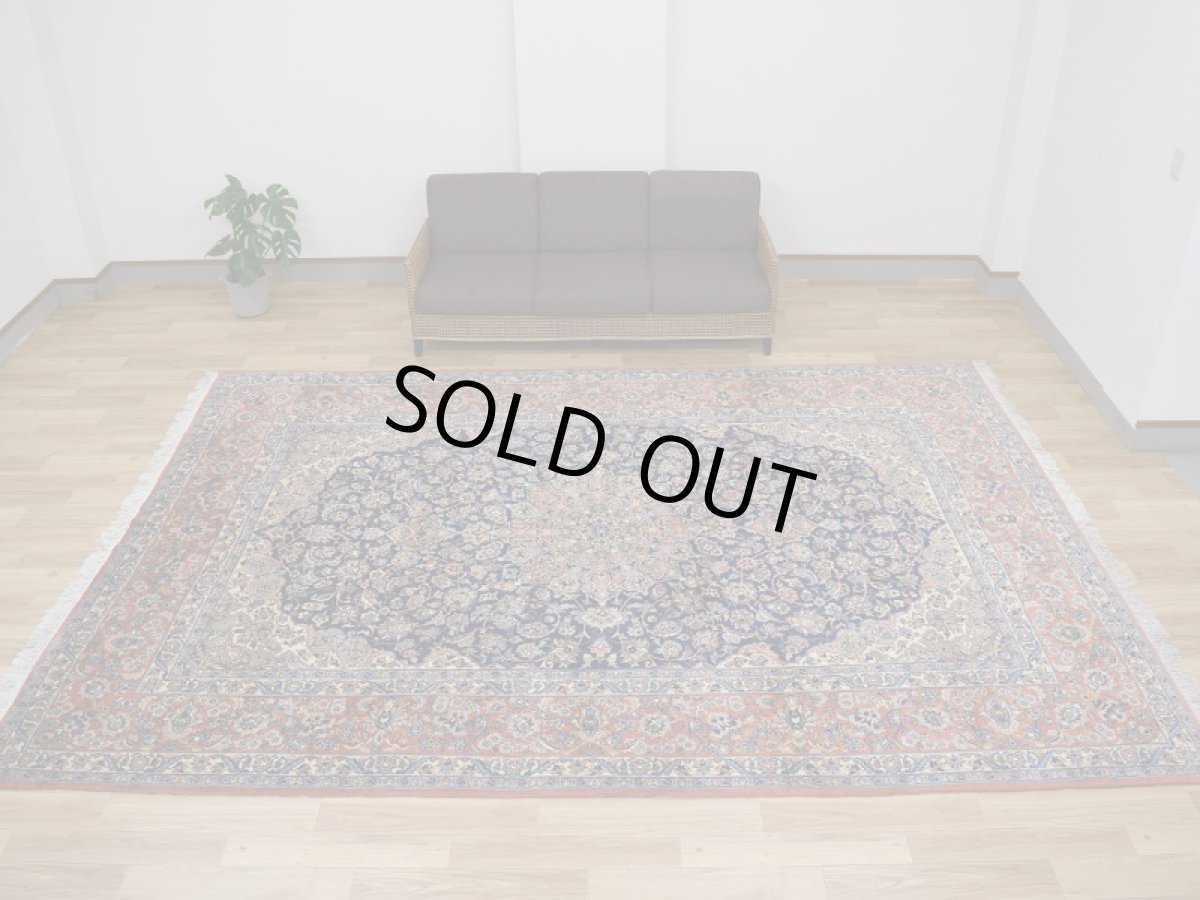 画像2: 極上美品 ペルシャ 絨毯 サルーク産 縦3.7m 横2.6m 10㎡ 〜10帖 リビング ダイニング 客室 大判 サイズ 367 x 255 cm No.518 天然 ウール 手織り ハンドメイド ラグ マット カーペット 淡色 ネイビー オレンジ サーモンピンク 大きなお部屋に 中古品に抵抗のある方にもおすすめです。 s-518-367255s0031-0961 (2)