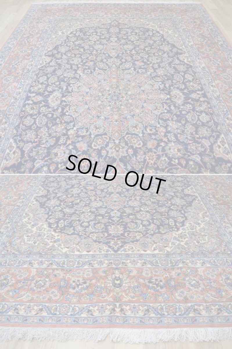 画像9: 極上美品 ペルシャ 絨毯 サルーク産 縦3.7m 横2.6m 10㎡ 〜10帖 リビング ダイニング 客室 大判 サイズ 367 x 255 cm No.518 天然 ウール 手織り ハンドメイド ラグ マット カーペット 淡色 ネイビー オレンジ サーモンピンク 大きなお部屋に 中古品に抵抗のある方にもおすすめです。 s-518-367255s0031-0961 (9)