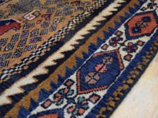 画像12: 良品 ペルシャ 絨毯 シールジャーン 縦2m 横1.5m 3.1㎡ 〜3帖 リビング ダイニング 2〜3人掛けソファ サイズ 207 x 148 cm E124 天然 ウール 手織り ハンドメイド トライバル ラグ 部族絨毯 マット カーペット 幾何学模様 民族柄 ネイビー ブラウン ギャッベ(ギャベ)をお探しの方にもお勧めです (12)