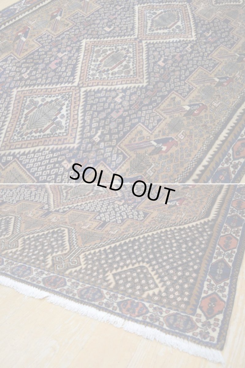 画像10: 良品 ペルシャ 絨毯 シールジャーン 縦2m 横1.5m 3.1㎡ 〜3帖 リビング ダイニング 2〜3人掛けソファ サイズ 207 x 148 cm E124 天然 ウール 手織り ハンドメイド トライバル ラグ 部族絨毯 マット カーペット 幾何学模様 民族柄 ネイビー ブラウン ギャッベ(ギャベ)をお探しの方にもお勧めです (10)