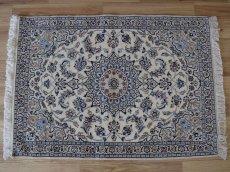 画像2: 新品 ペルシャ 絨毯 ナイン 9la ノーラー 縦1.3m 横1m センター 2人掛け ソファ サイズ 130 x 95 cm No.G31 ウール 手織り ラグ ハンドメイド カーペット 敷物 クラシック スタイル クリーム 生成り 白 アイボリー クリーム n-g31-130095a003 (2)