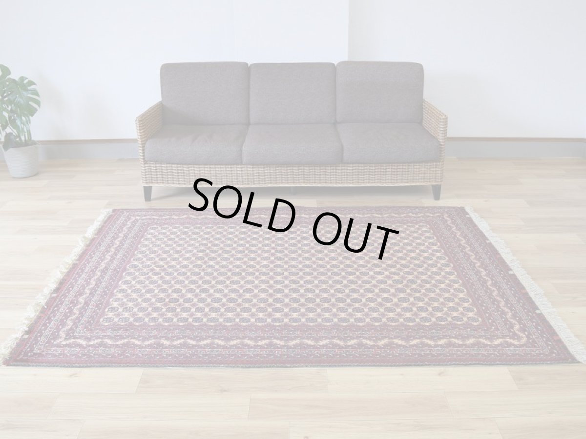 画像2: 美品 ペルシャ 絨毯 トルクメン 縦2m 3㎡ ~3帖 リビング ダイニング 3人掛けソファ サイズ 195 x 150 cm No.526 草木染 ウール 手織り ハンドメイド トライバル ラグ カーペット 赤茶 エンジ 幾何学模様 民族柄 フリンジセルビッジキリム (2)