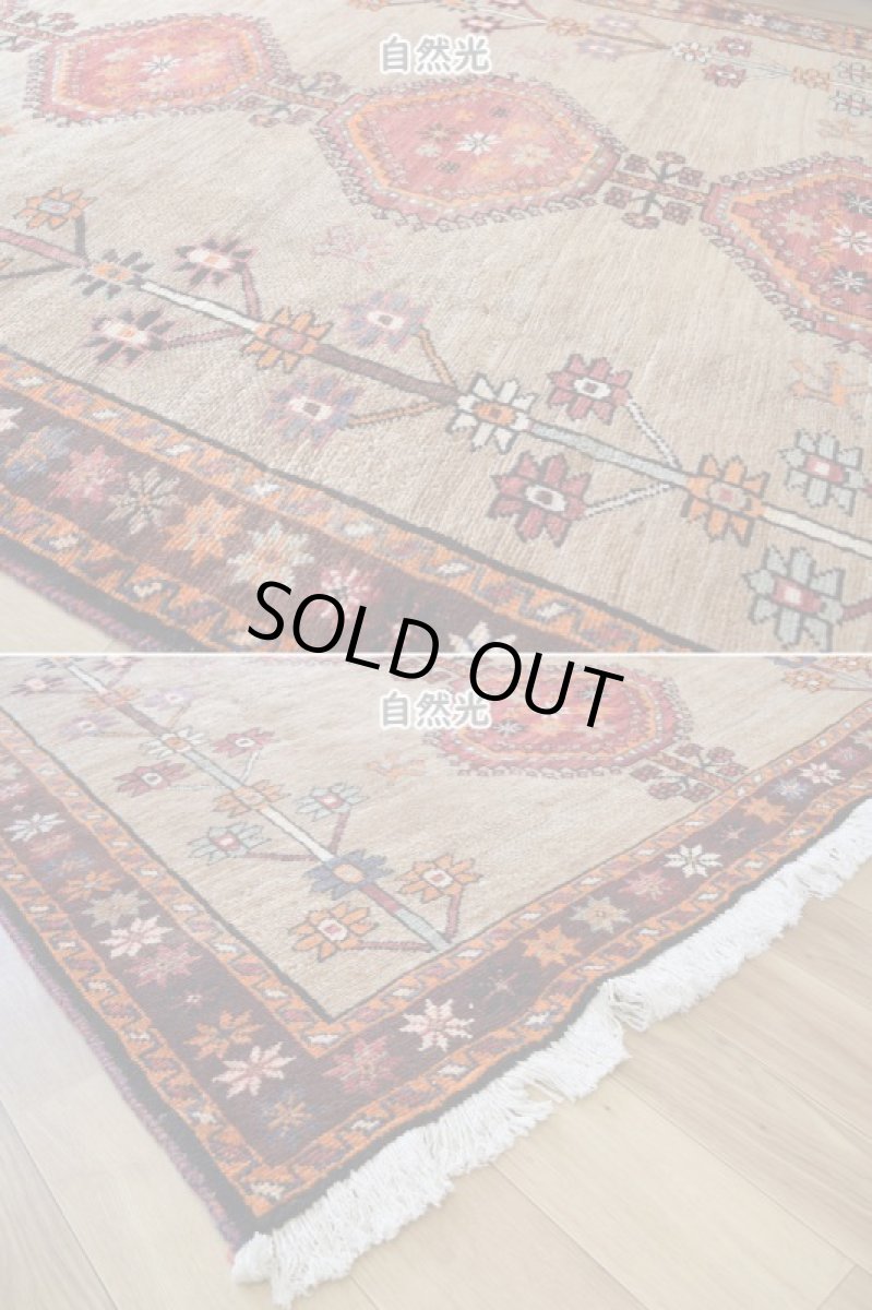 画像9: 良品 ペルシャ ギャッベ 縦2.5m 横1.5m 3.5㎡ 〜3帖 リビング ダイニング 3人掛けソファ サイズ 240 x 146 cm No.H104 天然 ウール 手織り ハンドメイド トライバル ラグ 部族絨毯 マット カーペット 民族柄 生成り クリーム グラデーション ギャベ ビンテージ b-H104-240146h054-585 (9)