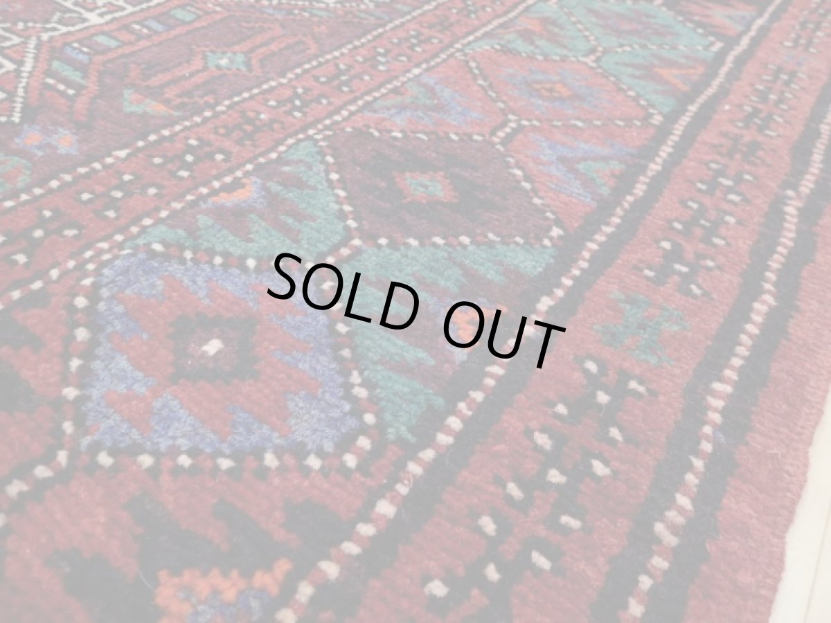 画像12: 良品 ペルシャ 絨毯 トルクメン 縦3m 横1.7m 5㎡ 6帖 リビング ダイニング 3人掛けソファ サイズ 300 x 170 cm No.A174 天然 ウール 手織り ハンドメイド トライバル ラグ マット カーペット 赤 エンジ インディゴブルー 幾何学模様 民族柄 ビンテージ ヴィンテージ b-A174-300170h864-063 (12)