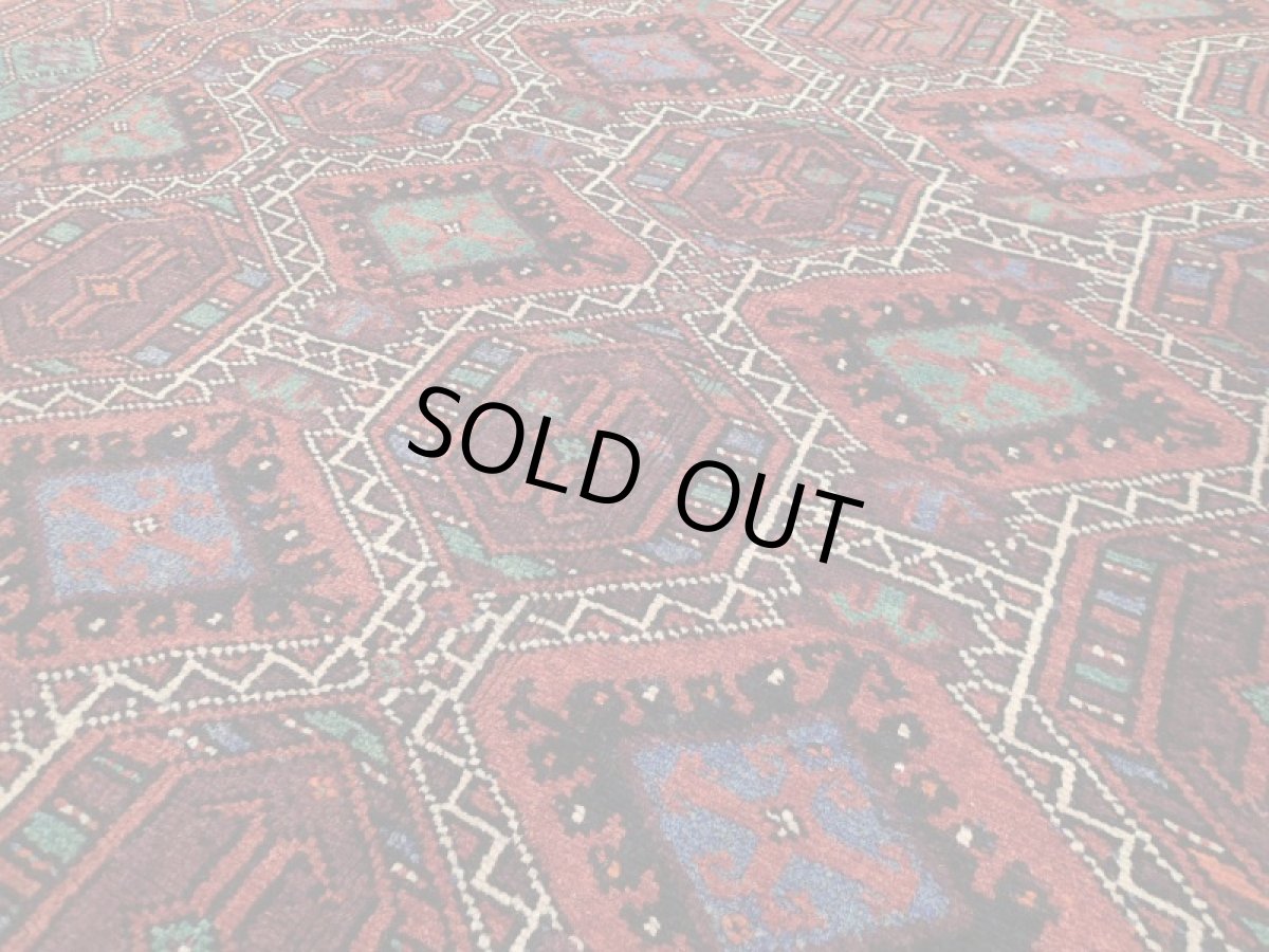 画像11: 良品 ペルシャ 絨毯 トルクメン 縦3m 横1.7m 5㎡ 6帖 リビング ダイニング 3人掛けソファ サイズ 300 x 170 cm No.A174 天然 ウール 手織り ハンドメイド トライバル ラグ マット カーペット 赤 エンジ インディゴブルー 幾何学模様 民族柄 ビンテージ ヴィンテージ b-A174-300170h864-063 (11)