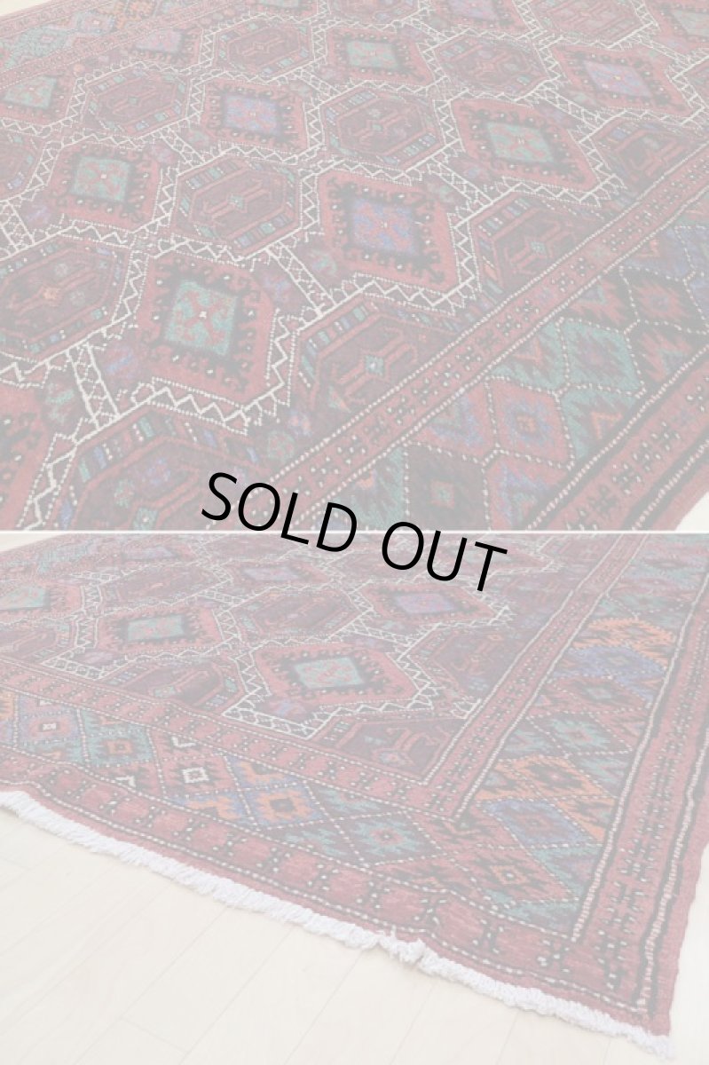 画像9: 良品 ペルシャ 絨毯 トルクメン 縦3m 横1.7m 5㎡ 6帖 リビング ダイニング 3人掛けソファ サイズ 300 x 170 cm No.A174 天然 ウール 手織り ハンドメイド トライバル ラグ マット カーペット 赤 エンジ インディゴブルー 幾何学模様 民族柄 ビンテージ ヴィンテージ b-A174-300170h864-063 (9)