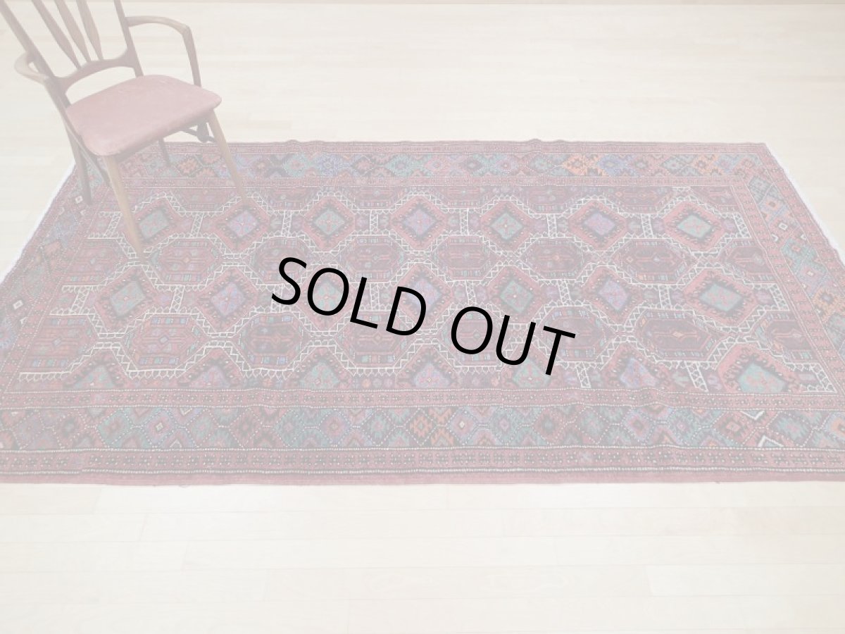 画像2: 良品 ペルシャ 絨毯 トルクメン 縦3m 横1.7m 5㎡ 6帖 リビング ダイニング 3人掛けソファ サイズ 300 x 170 cm No.A174 天然 ウール 手織り ハンドメイド トライバル ラグ マット カーペット 赤 エンジ インディゴブルー 幾何学模様 民族柄 ビンテージ ヴィンテージ b-A174-300170h864-063 (2)