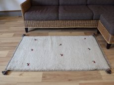 画像1: 新品 ペルシャ ギャッベ 縦1.2m アクセント ラグ サイズ 115 x 75 cm No.488 超肉厚 天然 草木染 ウール 手織り ハンドメイド ギャベ マット カーペット  動物 鹿 民族柄 生成り クリーム 白 ホワイト (1)