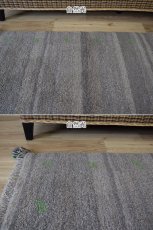 画像5: 新品 ペルシャ ギャッベ 縦1.2m アクセント ラグ サイズ 110 x 80 cm No.446 超肉厚 天然 草木染 ウール 手織り ハンドメイド ギャベ マット カーペット  シンプル プレーン グレー グリーン 緑 n-446-11080s57 (5)