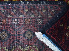 画像16: 美品 ペルシャ 部族絨毯 バルーチ 縦1.7m 横1.2m 1.9㎡ 〜2帖 リビング ダイニング 2〜3人掛けソファ センターテーブル サイズ 165 x 117 cm No.H18 天然 ウール 手織り トライバル ラグ 敷物 マット カーペット 幾何学模様 ヴィンテージ ビンテージ 中古品に抵抗のある方にもおすすめです。a-H18-165117h003 (16)