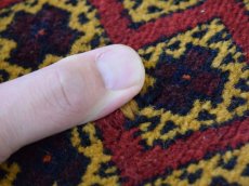 画像11: 美品 ペルシャ 部族絨毯 バルーチ 縦1.7m 横1.2m 1.9㎡ 〜2帖 リビング ダイニング 2〜3人掛けソファ センターテーブル サイズ 165 x 117 cm No.H18 天然 ウール 手織り トライバル ラグ 敷物 マット カーペット 幾何学模様 ヴィンテージ ビンテージ 中古品に抵抗のある方にもおすすめです。a-H18-165117h003 (11)