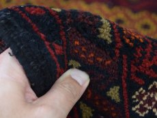 画像14: 美品 ペルシャ 部族絨毯 バルーチ 縦1.7m 横1.2m 1.9㎡ 〜2帖 リビング ダイニング 2〜3人掛けソファ センターテーブル サイズ 165 x 117 cm No.H18 天然 ウール 手織り トライバル ラグ 敷物 マット カーペット 幾何学模様 ヴィンテージ ビンテージ 中古品に抵抗のある方にもおすすめです。a-H18-165117h003 (14)