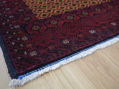 画像2: 美品 ペルシャ 部族絨毯 バルーチ 縦1.7m 横1.2m 1.9㎡ 〜2帖 リビング ダイニング 2〜3人掛けソファ センターテーブル サイズ 165 x 117 cm No.H18 天然 ウール 手織り トライバル ラグ 敷物 マット カーペット 幾何学模様 ヴィンテージ ビンテージ 中古品に抵抗のある方にもおすすめです。a-H18-165117h003