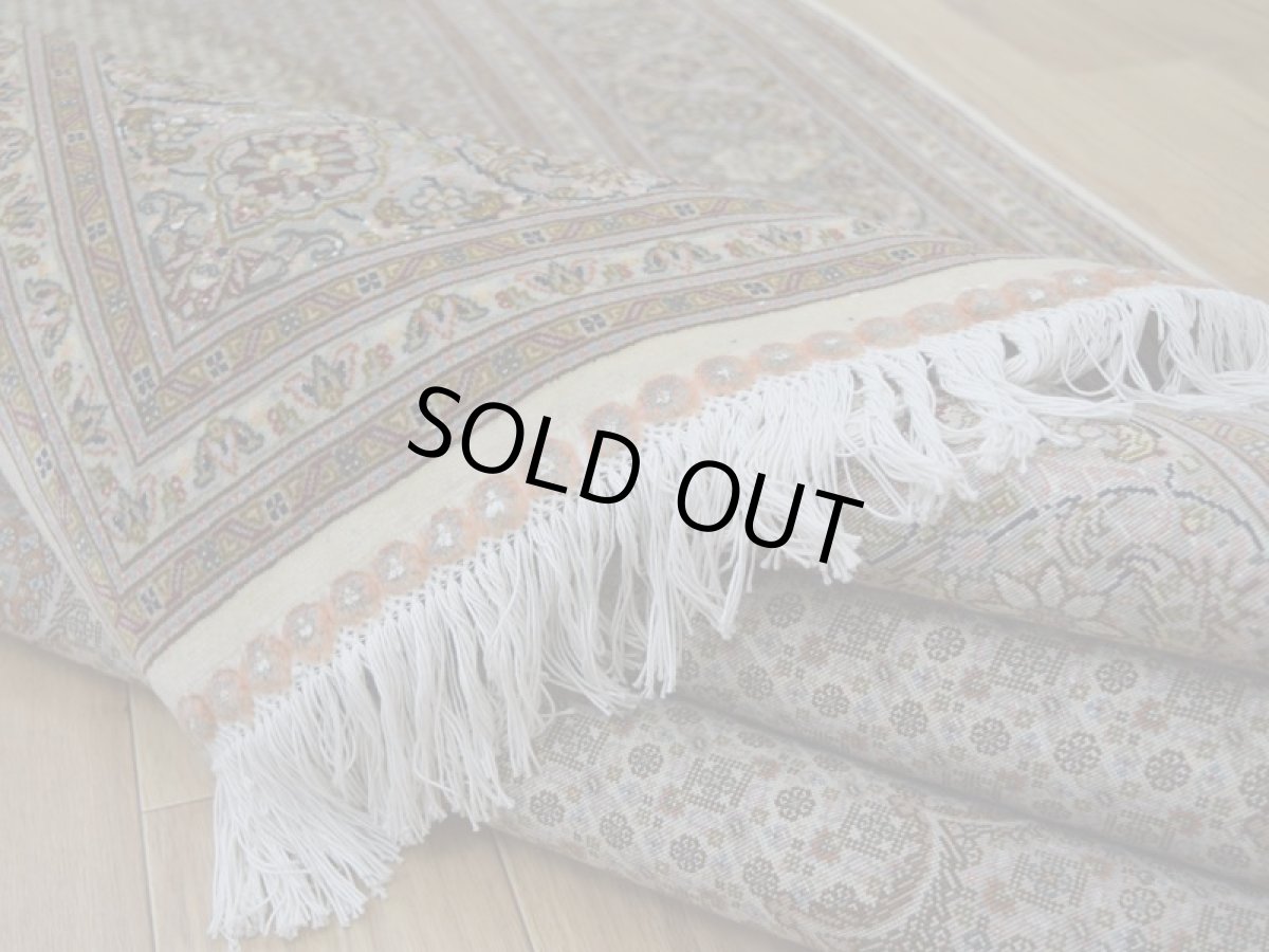 画像13: 美品 ペルシャ 絨毯 タブリーズ 産 50ラジ 7マスネ 縦3m 横2m 6㎡ 〜6帖程度 リビング ダイニング 3人掛けソファ コーナーソファ 大判 サイズ 300 x 200 cm No.507 天然 ウール シルク 手織り トライバル ラグ 敷物 マット カーペット メダリオン ヴィンテージ ビンテージ 中古品に抵抗のある方にもおすすめです。 a-507-300200s0581-5042 (13)