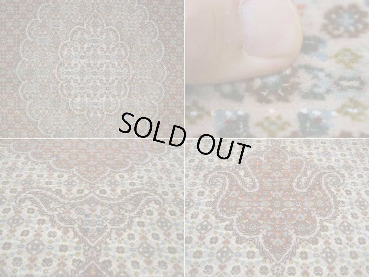 画像15: 美品 ペルシャ 絨毯 タブリーズ 産 50ラジ 7マスネ 縦3m 横2m 6㎡ 〜6帖程度 リビング ダイニング 3人掛けソファ コーナーソファ 大判 サイズ 300 x 200 cm No.507 天然 ウール シルク 手織り トライバル ラグ 敷物 マット カーペット メダリオン ヴィンテージ ビンテージ 中古品に抵抗のある方にもおすすめです。 a-507-300200s0581-5042 (15)