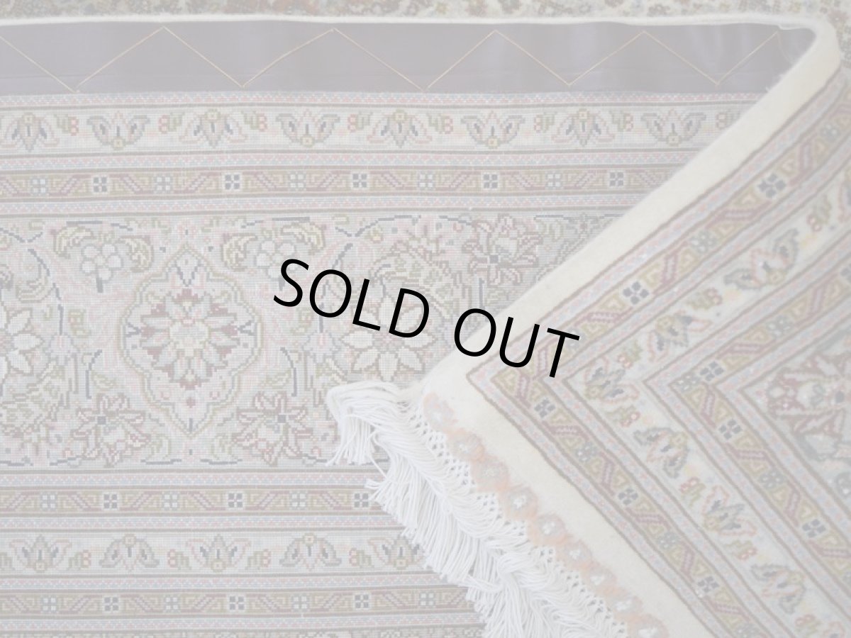 画像14: 美品 ペルシャ 絨毯 タブリーズ 産 50ラジ 7マスネ 縦3m 横2m 6㎡ 〜6帖程度 リビング ダイニング 3人掛けソファ コーナーソファ 大判 サイズ 300 x 200 cm No.507 天然 ウール シルク 手織り トライバル ラグ 敷物 マット カーペット メダリオン ヴィンテージ ビンテージ 中古品に抵抗のある方にもおすすめです。 a-507-300200s0581-5042 (14)