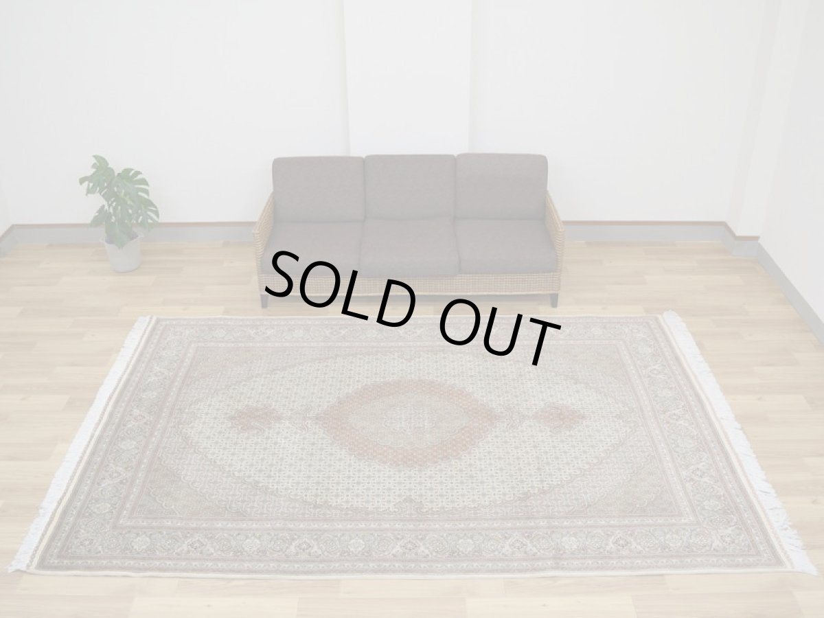 画像2: 美品 ペルシャ 絨毯 タブリーズ 産 50ラジ 7マスネ 縦3m 横2m 6㎡ 〜6帖程度 リビング ダイニング 3人掛けソファ コーナーソファ 大判 サイズ 300 x 200 cm No.507 天然 ウール シルク 手織り トライバル ラグ 敷物 マット カーペット メダリオン ヴィンテージ ビンテージ 中古品に抵抗のある方にもおすすめです。 a-507-300200s0581-5042 (2)