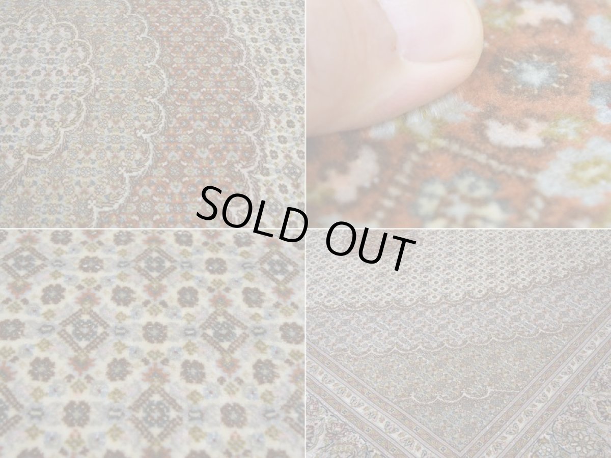 画像16: 美品 ペルシャ 絨毯 タブリーズ 産 50ラジ 7マスネ 縦3m 横2m 6㎡ 〜6帖程度 リビング ダイニング 3人掛けソファ コーナーソファ 大判 サイズ 300 x 200 cm No.507 天然 ウール シルク 手織り トライバル ラグ 敷物 マット カーペット メダリオン ヴィンテージ ビンテージ 中古品に抵抗のある方にもおすすめです。 a-507-300200s0581-5042 (16)