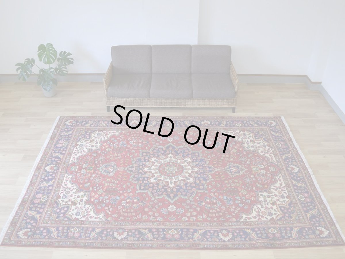 画像2: 良品 ペルシャ 絨毯 タブリーズ 縦3m 横2m 6㎡ 〜6帖 リビング ダイニング 3人掛けソファ コーナーソファ 大判 サイズ 305 x 207 cm No.A104 天然 ウール 手織り トライバル ラグ 敷物 マット カーペット メダリオン ヴィンテージ ビンテージ 赤 b-A104-305207h014-035 (2)