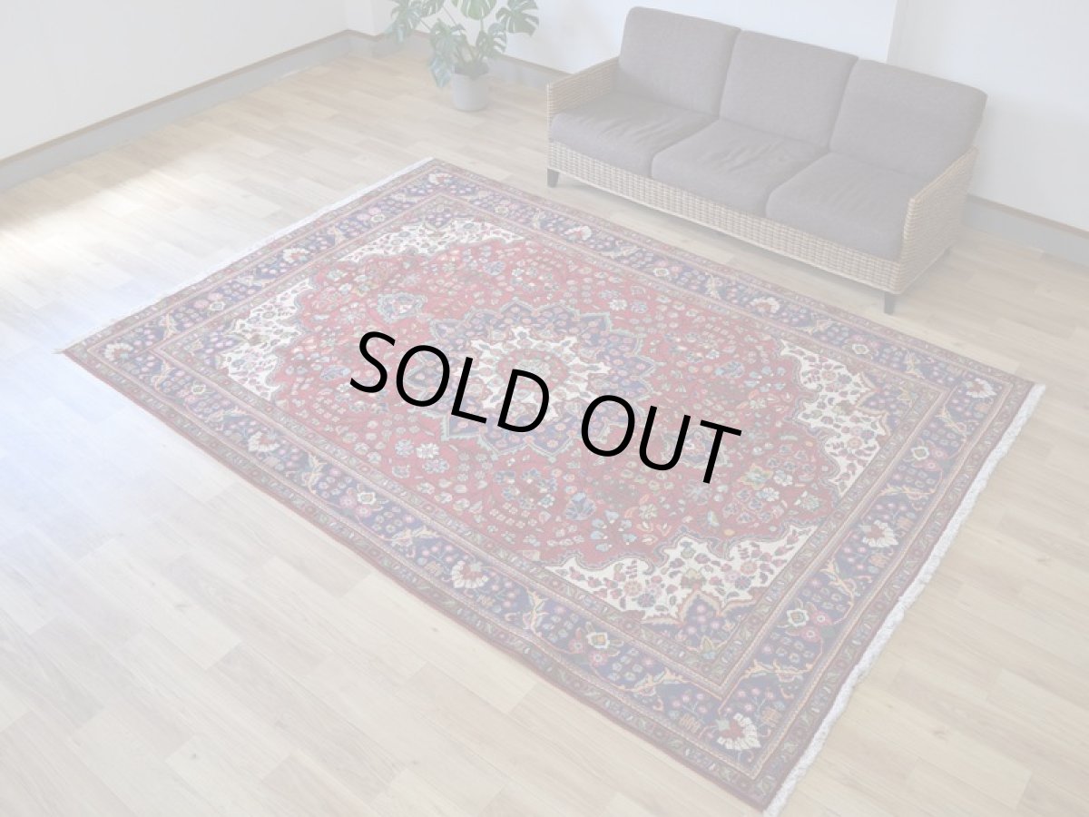 画像3: 良品 ペルシャ 絨毯 タブリーズ 縦3m 横2m 6㎡ 〜6帖 リビング ダイニング 3人掛けソファ コーナーソファ 大判 サイズ 305 x 207 cm No.A104 天然 ウール 手織り トライバル ラグ 敷物 マット カーペット メダリオン ヴィンテージ ビンテージ 赤 b-A104-305207h014-035 (3)