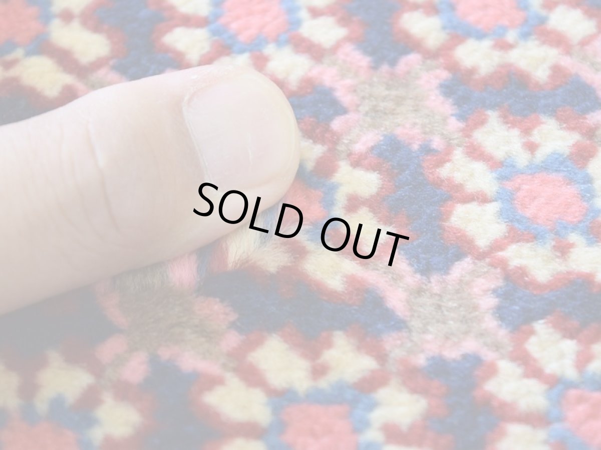 画像9: 美品 ペルシャ 絨毯 ハマダン 産 縦3m 横2m 6㎡ 〜6帖程度 リビング ダイニング 3人掛けソファ コーナーソファ 大判 サイズ 309 x 214 cm No.H109 天然 ウール 手織り トライバル ラグ 敷物 マット カーペット メダリオン ハジハノミ柄 ヴィンテージ ビンテージ 中古品に抵抗のある方にもおすすめです。 a-H109-309214h096 (9)