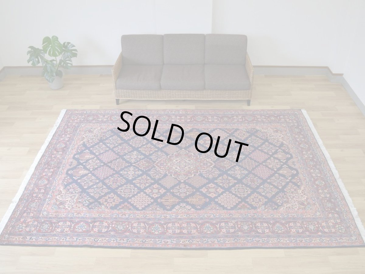 画像2: 美品 ペルシャ 絨毯 ハマダン 産 縦3m 横2m 6㎡ 〜6帖程度 リビング ダイニング 3人掛けソファ コーナーソファ 大判 サイズ 309 x 214 cm No.H109 天然 ウール 手織り トライバル ラグ 敷物 マット カーペット メダリオン ハジハノミ柄 ヴィンテージ ビンテージ 中古品に抵抗のある方にもおすすめです。 a-H109-309214h096 (2)