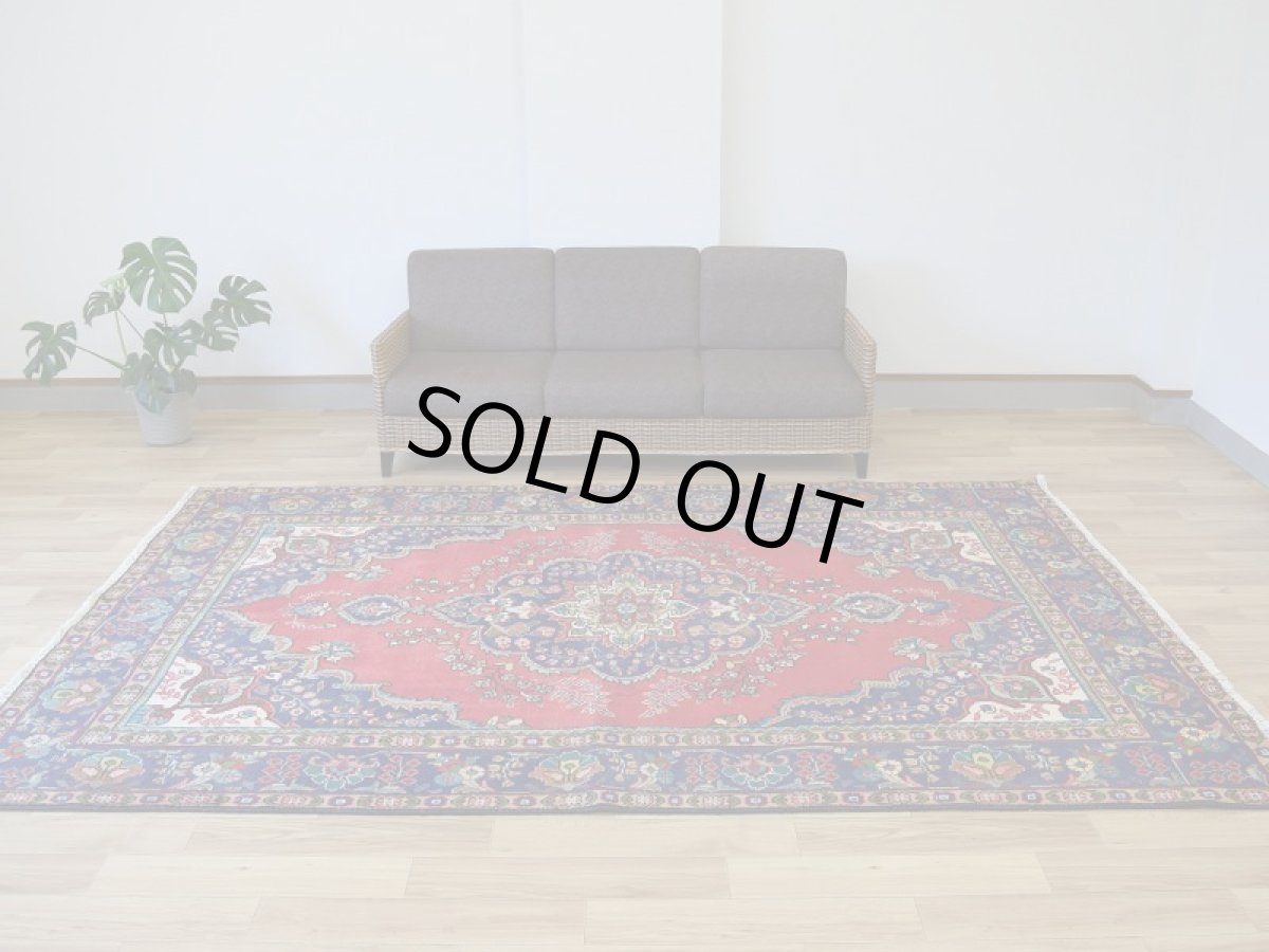 画像2: 良品 ペルシャ 絨毯 タブリーズ 縦3m 横2m 6㎡ 〜6帖 リビング ダイニング 3人掛けソファ コーナーソファ 大判 サイズ 305 x 200 cm No.A148 天然 ウール 手織り トライバル ラグ 敷物 マット カーペット メダリオン ヴィンテージ ビンテージ 赤 b-A148-305200h014-035 (2)