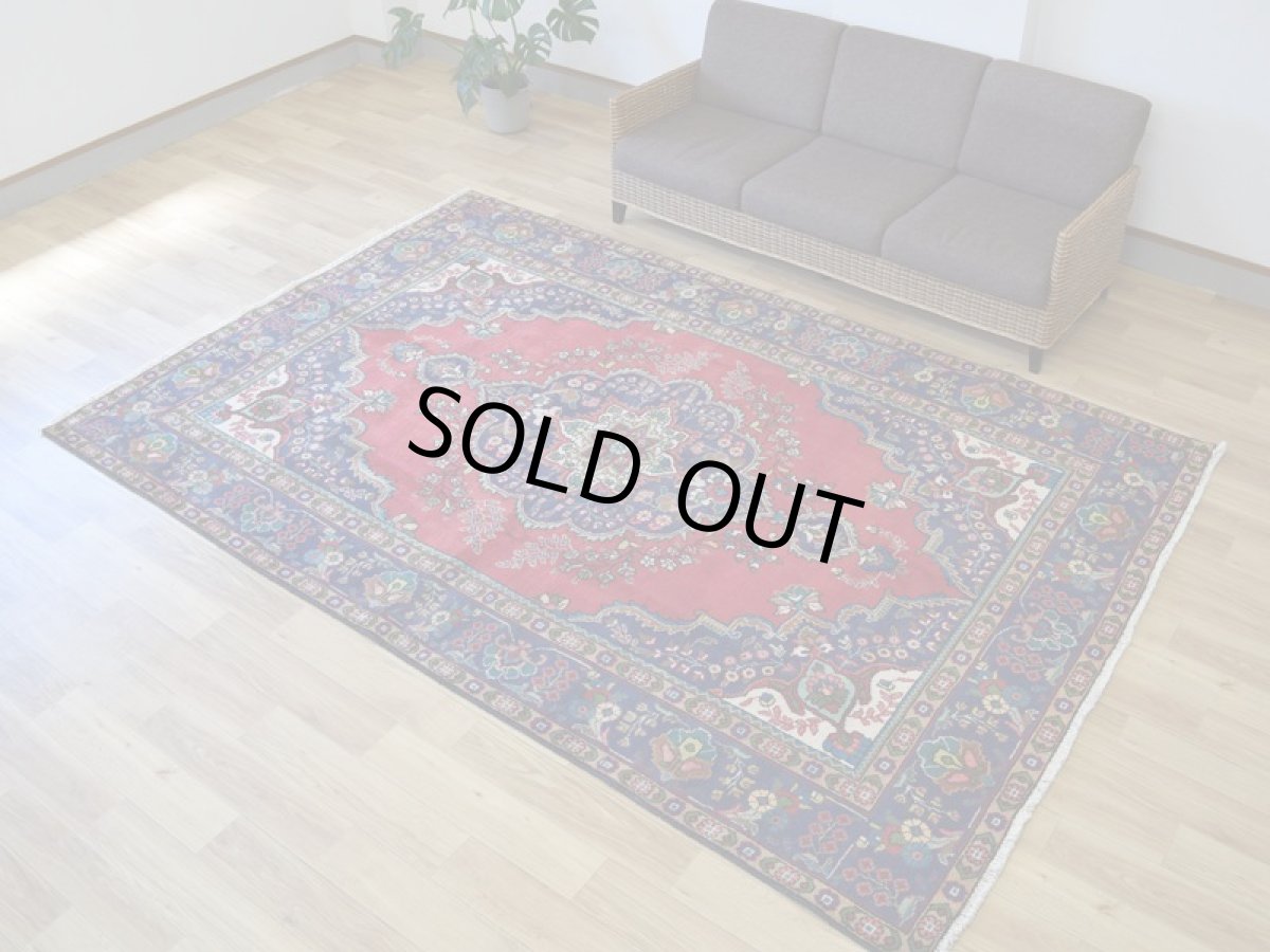 画像3: 良品 ペルシャ 絨毯 タブリーズ 縦3m 横2m 6㎡ 〜6帖 リビング ダイニング 3人掛けソファ コーナーソファ 大判 サイズ 305 x 200 cm No.A148 天然 ウール 手織り トライバル ラグ 敷物 マット カーペット メダリオン ヴィンテージ ビンテージ 赤 b-A148-305200h014-035 (3)