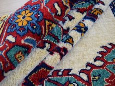 画像15: 美品 ペルシャ 絨毯 グーチャン 産  縦1.3m 横1.1m 1.4㎡ アクセントラグ サイズ 128 x 108 cm No.520 天然 ウール シルク 手織り トライバル ラグ 敷物 マット カーペット メダリオン ヴィンテージ ビンテージ 中古品に抵抗のある方にもおすすめです。 s-520-128108s003-004 (15)