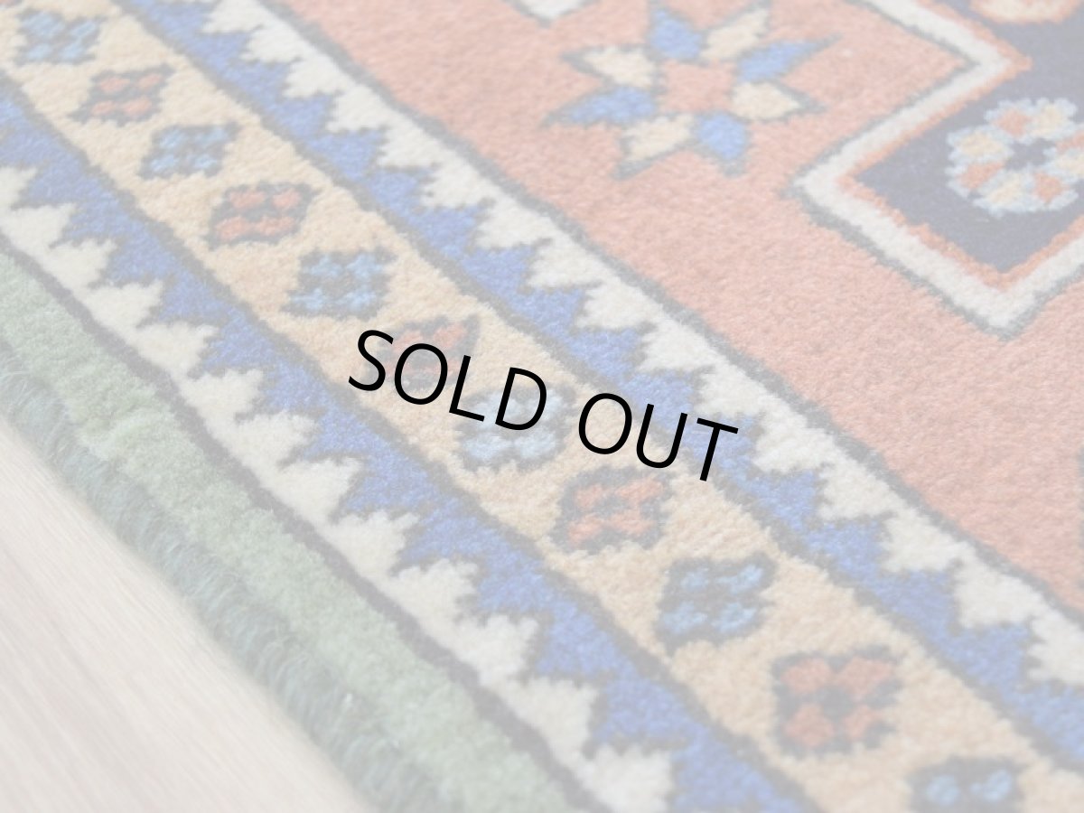 画像12: 美品 ペルシャ 絨毯 トルクメン 縦1.2m 横0.7m アクセント サイズ 120 x 70 cm No.E105 天然 ウール 手織り ハンドメイド トライバル ラグ マット カーペット 生成り グリーン オレンジ カラフル 幾何学模様 民族柄 中古品に抵抗のある方にもお勧めです n-E105-12070s321  (12)