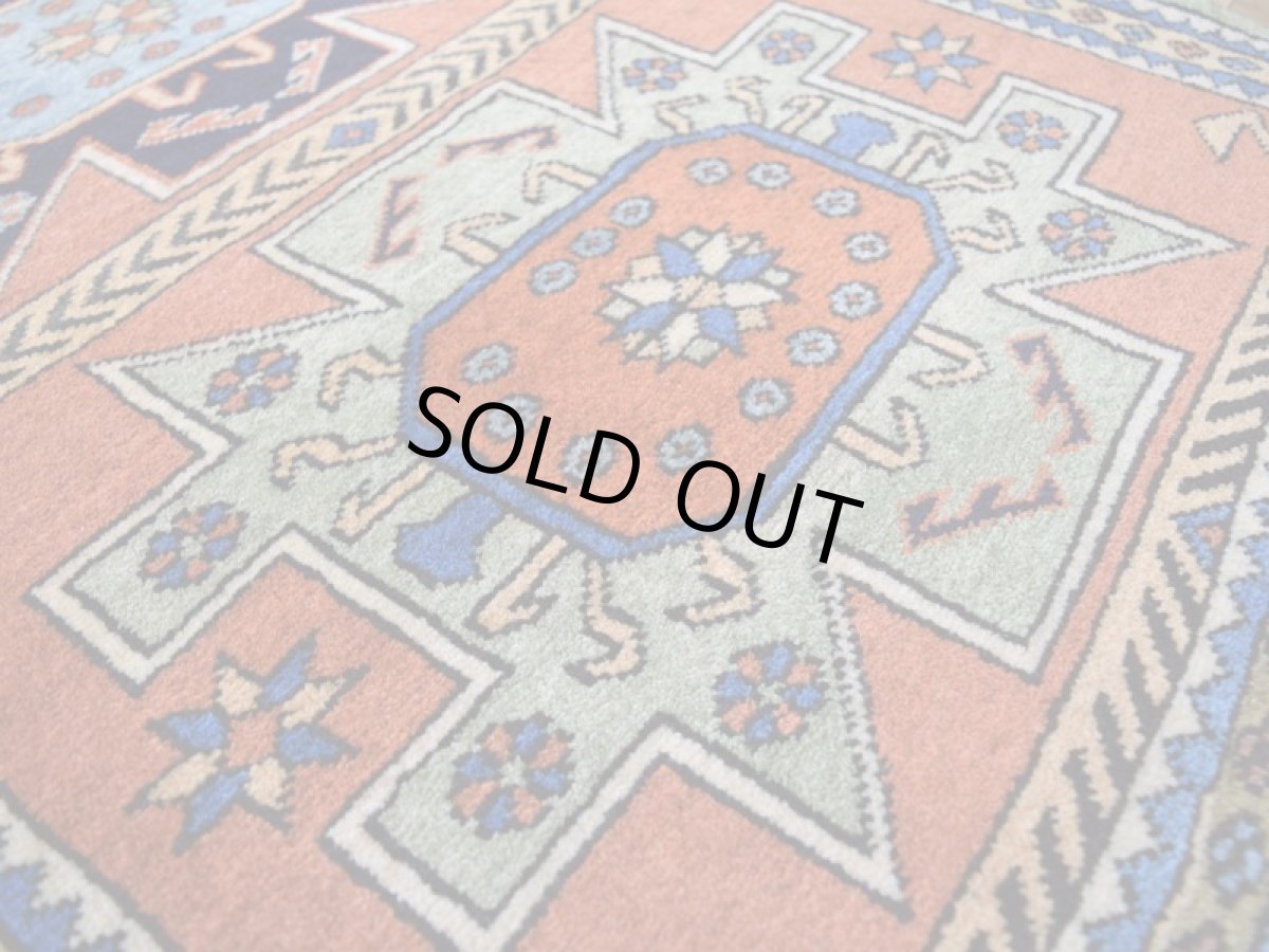 画像10: 美品 ペルシャ 絨毯 トルクメン 縦1.2m 横0.7m アクセント サイズ 120 x 70 cm No.E105 天然 ウール 手織り ハンドメイド トライバル ラグ マット カーペット 生成り グリーン オレンジ カラフル 幾何学模様 民族柄 中古品に抵抗のある方にもお勧めです n-E105-12070s321  (10)