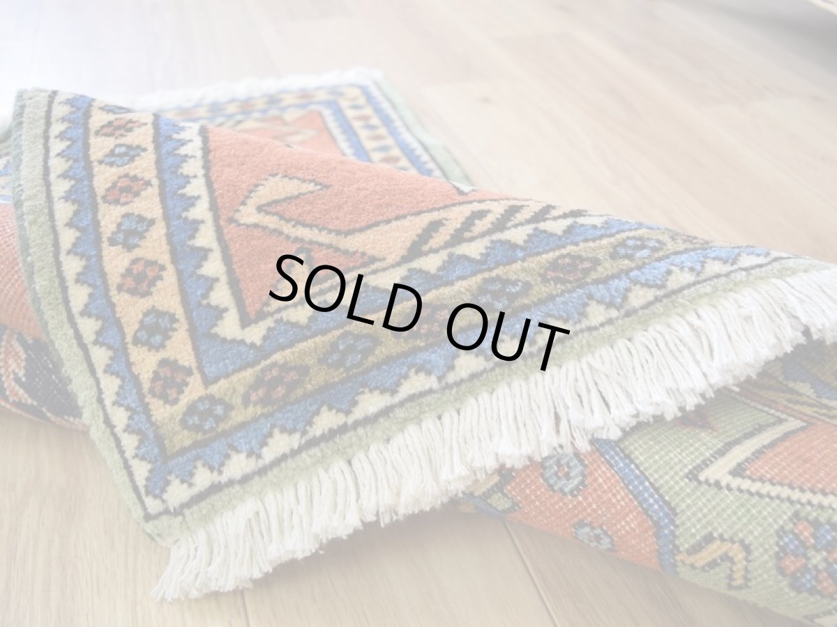 画像14: 美品 ペルシャ 絨毯 トルクメン 縦1.2m 横0.7m アクセント サイズ 120 x 70 cm No.E105 天然 ウール 手織り ハンドメイド トライバル ラグ マット カーペット 生成り グリーン オレンジ カラフル 幾何学模様 民族柄 中古品に抵抗のある方にもお勧めです n-E105-12070s321  (14)