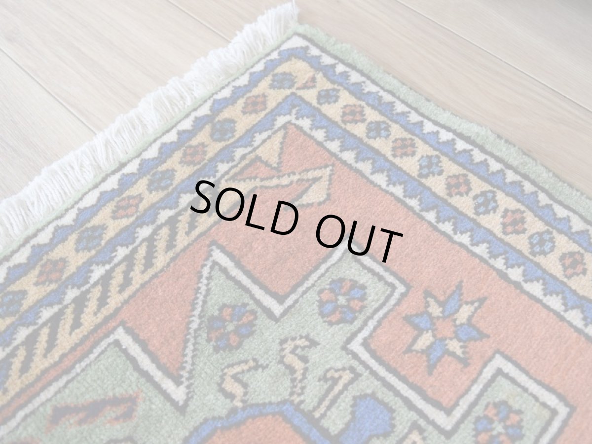 画像9: 美品 ペルシャ 絨毯 トルクメン 縦1.2m 横0.7m アクセント サイズ 120 x 70 cm No.E105 天然 ウール 手織り ハンドメイド トライバル ラグ マット カーペット 生成り グリーン オレンジ カラフル 幾何学模様 民族柄 中古品に抵抗のある方にもお勧めです n-E105-12070s321  (9)