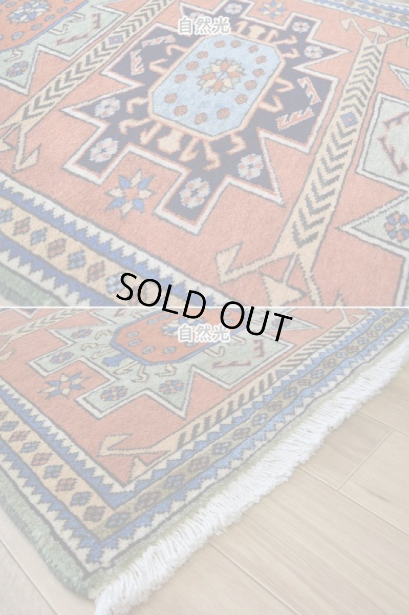 画像8: 美品 ペルシャ 絨毯 トルクメン 縦1.2m 横0.7m アクセント サイズ 120 x 70 cm No.E105 天然 ウール 手織り ハンドメイド トライバル ラグ マット カーペット 生成り グリーン オレンジ カラフル 幾何学模様 民族柄 中古品に抵抗のある方にもお勧めです n-E105-12070s321  (8)