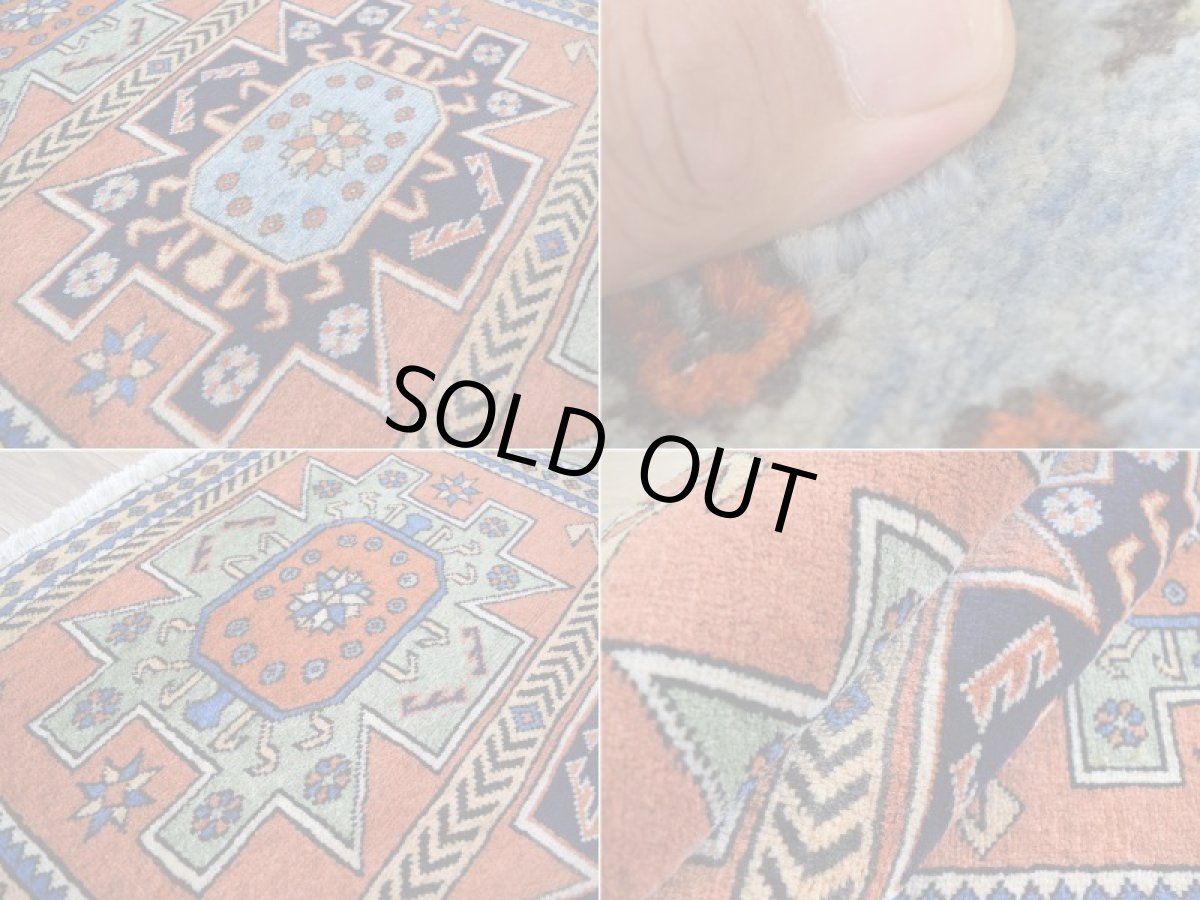 画像17: 美品 ペルシャ 絨毯 トルクメン 縦1.2m 横0.7m アクセント サイズ 120 x 70 cm No.E105 天然 ウール 手織り ハンドメイド トライバル ラグ マット カーペット 生成り グリーン オレンジ カラフル 幾何学模様 民族柄 中古品に抵抗のある方にもお勧めです n-E105-12070s321  (17)