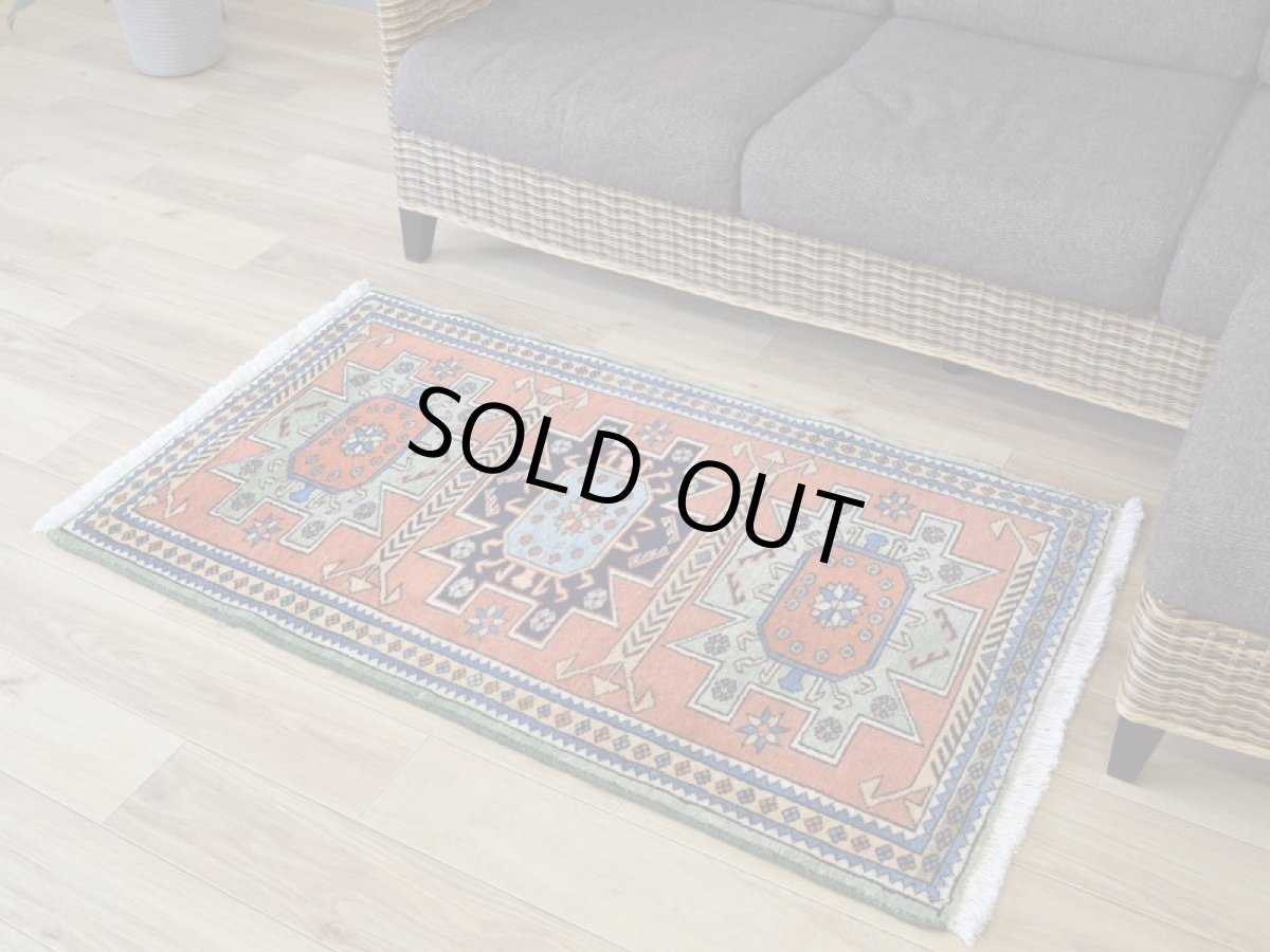 画像2: 美品 ペルシャ 絨毯 トルクメン 縦1.2m 横0.7m アクセント サイズ 120 x 70 cm No.E105 天然 ウール 手織り ハンドメイド トライバル ラグ マット カーペット 生成り グリーン オレンジ カラフル 幾何学模様 民族柄 中古品に抵抗のある方にもお勧めです n-E105-12070s321  (2)