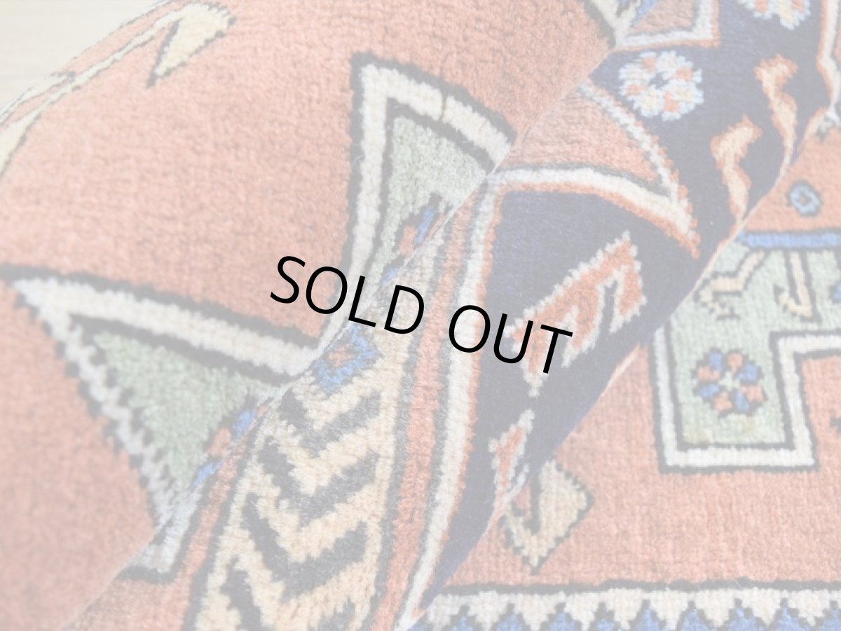 画像15: 美品 ペルシャ 絨毯 トルクメン 縦1.2m 横0.7m アクセント サイズ 120 x 70 cm No.E105 天然 ウール 手織り ハンドメイド トライバル ラグ マット カーペット 生成り グリーン オレンジ カラフル 幾何学模様 民族柄 中古品に抵抗のある方にもお勧めです n-E105-12070s321  (15)