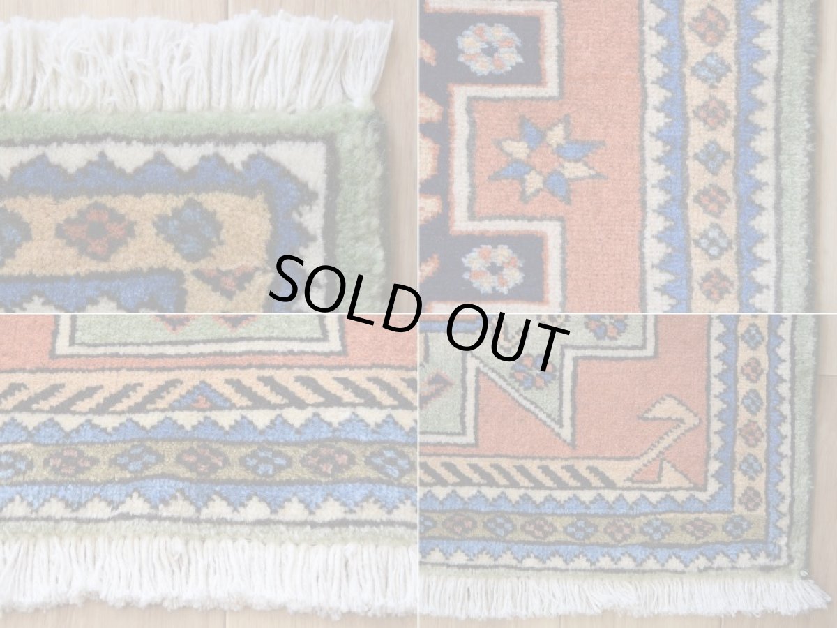 画像19: 美品 ペルシャ 絨毯 トルクメン 縦1.2m 横0.7m アクセント サイズ 120 x 70 cm No.E105 天然 ウール 手織り ハンドメイド トライバル ラグ マット カーペット 生成り グリーン オレンジ カラフル 幾何学模様 民族柄 中古品に抵抗のある方にもお勧めです n-E105-12070s321  (19)