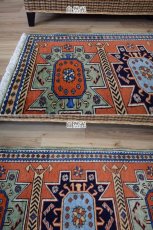 画像6: 美品 ペルシャ 絨毯 トルクメン 縦1.2m 横0.7m アクセント サイズ 120 x 70 cm No.E105 天然 ウール 手織り ハンドメイド トライバル ラグ マット カーペット 生成り グリーン オレンジ カラフル 幾何学模様 民族柄 中古品に抵抗のある方にもお勧めです n-E105-12070s321  (6)