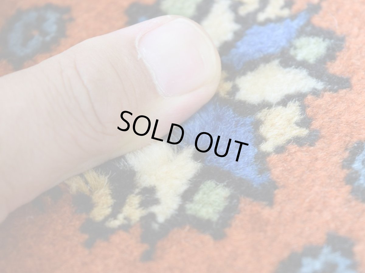 画像11: 美品 ペルシャ 絨毯 トルクメン 縦1.2m 横0.7m アクセント サイズ 120 x 70 cm No.E105 天然 ウール 手織り ハンドメイド トライバル ラグ マット カーペット 生成り グリーン オレンジ カラフル 幾何学模様 民族柄 中古品に抵抗のある方にもお勧めです n-E105-12070s321  (11)