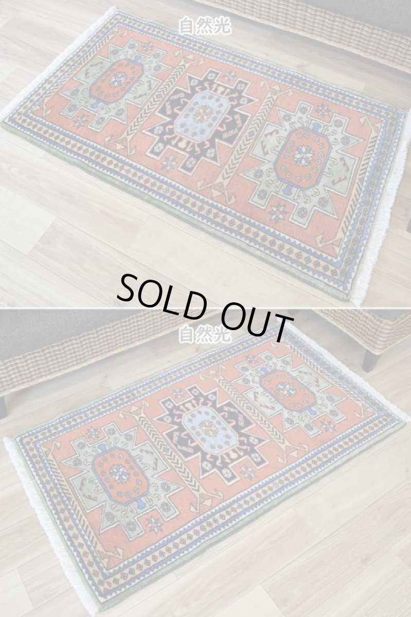 画像5: 美品 ペルシャ 絨毯 トルクメン 縦1.2m 横0.7m アクセント サイズ 120 x 70 cm No.E105 天然 ウール 手織り ハンドメイド トライバル ラグ マット カーペット 生成り グリーン オレンジ カラフル 幾何学模様 民族柄 中古品に抵抗のある方にもお勧めです n-E105-12070s321  (5)