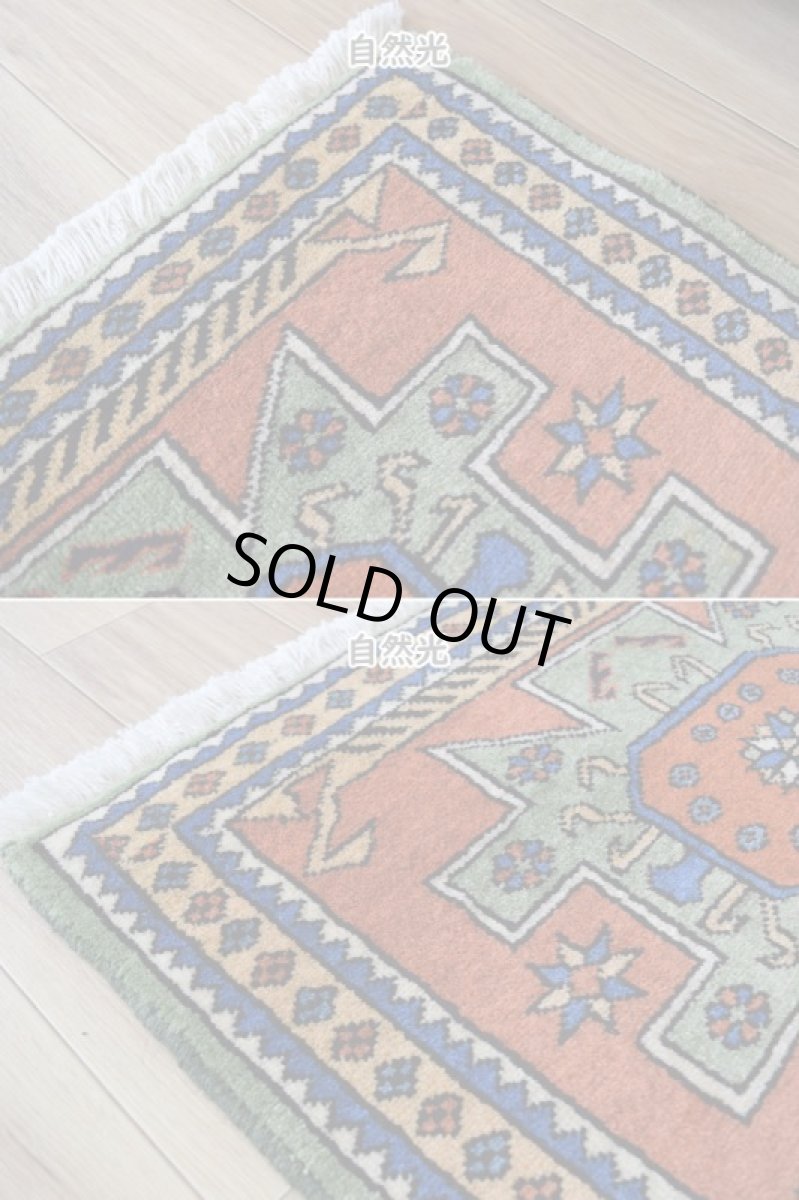 画像7: 美品 ペルシャ 絨毯 トルクメン 縦1.2m 横0.7m アクセント サイズ 120 x 70 cm No.E105 天然 ウール 手織り ハンドメイド トライバル ラグ マット カーペット 生成り グリーン オレンジ カラフル 幾何学模様 民族柄 中古品に抵抗のある方にもお勧めです n-E105-12070s321  (7)