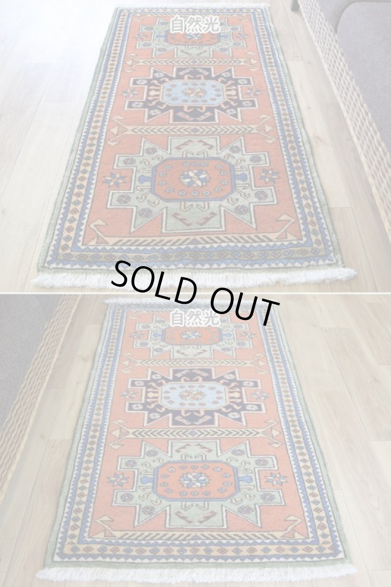 画像4: 美品 ペルシャ 絨毯 トルクメン 縦1.2m 横0.7m アクセント サイズ 120 x 70 cm No.E105 天然 ウール 手織り ハンドメイド トライバル ラグ マット カーペット 生成り グリーン オレンジ カラフル 幾何学模様 民族柄 中古品に抵抗のある方にもお勧めです n-E105-12070s321  (4)