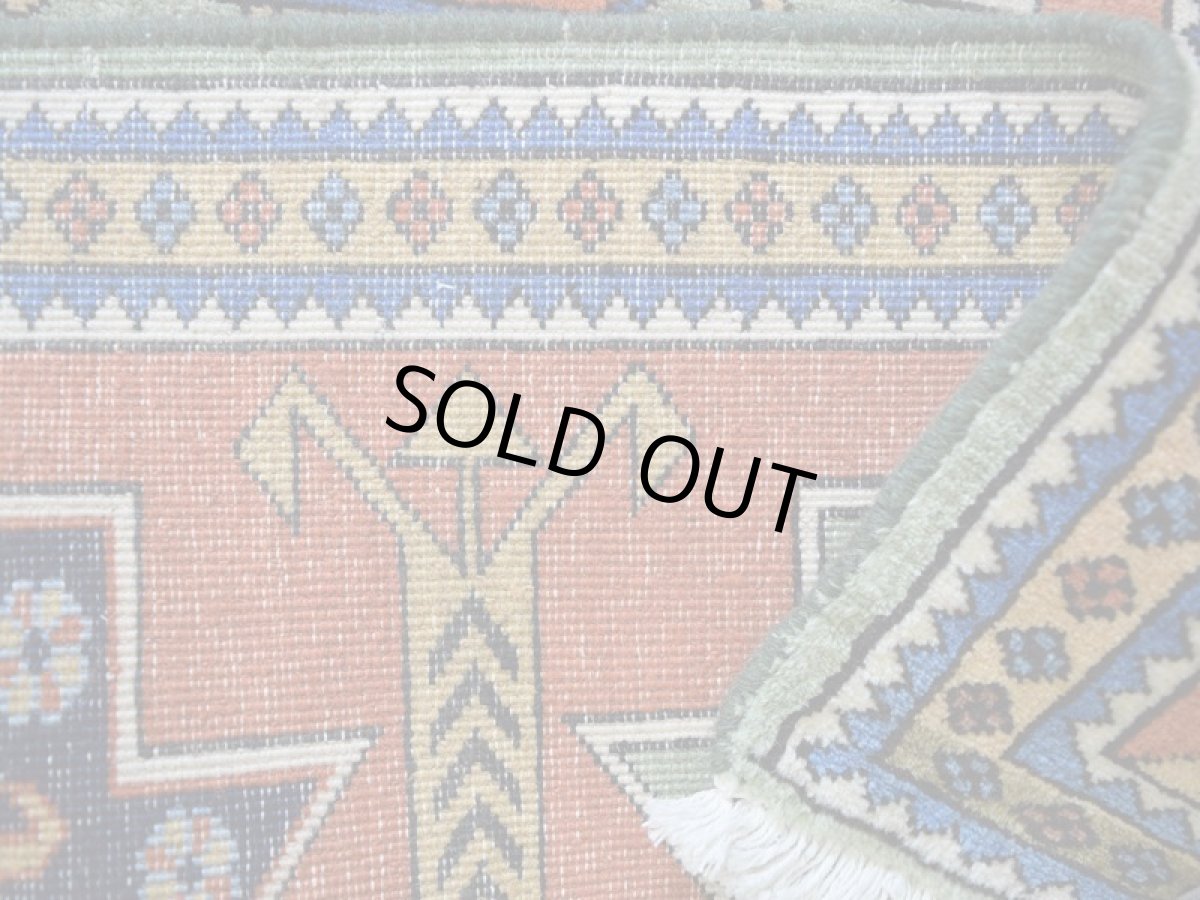 画像16: 美品 ペルシャ 絨毯 トルクメン 縦1.2m 横0.7m アクセント サイズ 120 x 70 cm No.E105 天然 ウール 手織り ハンドメイド トライバル ラグ マット カーペット 生成り グリーン オレンジ カラフル 幾何学模様 民族柄 中古品に抵抗のある方にもお勧めです n-E105-12070s321  (16)